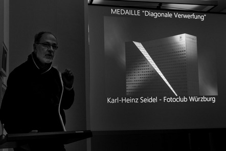 Karl-Heinz Seidel erläutert sein Medaillenfoto