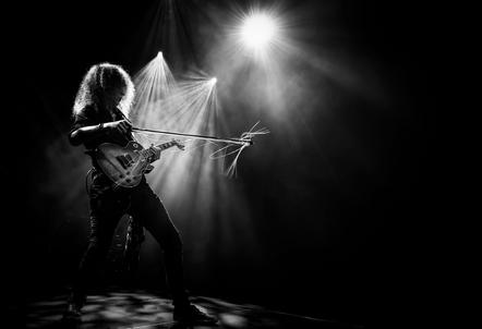 Peter Ernszt - Guitar player with violin bow