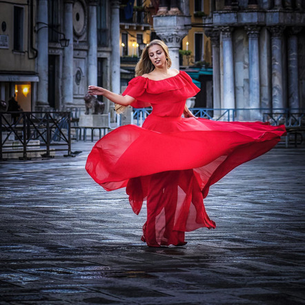 Hofbauer Ingrid - Fotofreunde Glonn e.V. - Lady in red - Annahme