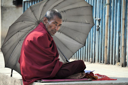 Ascher Günther - Fotofreunde Wertheim - Kathmandu Mönch unter Schirm - Annahme