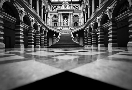 Senser Sieglinde - Fotoclub Mindelheim - Justizpalast - Annahme