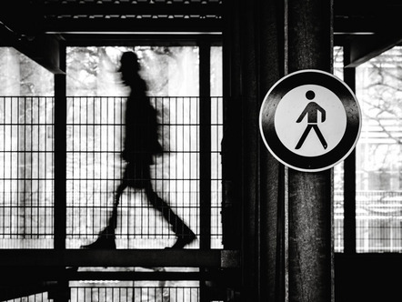 Pötzl Florian - Fotofreunde Wiggensbach - Streetfotografie Gangbild - Annahme