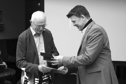 Urkunde und Jurorenpreis für Dr. Hartmut Bombosch, Clubchef vom Fotoclub Arzberg