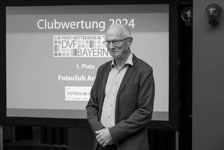 Dr. Hartmut Bombosch nimmt den 1. Preis für die Clubmeisterschaft des Fotoclubs Arzberg entgegen