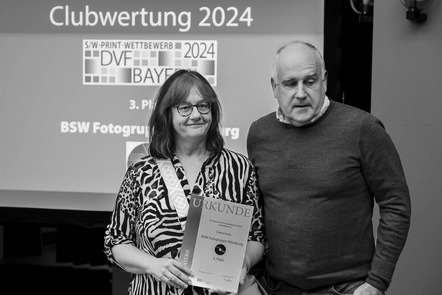 Ingrid Kronthaler, 1. Vorsitzende der BSW Fotogruppe Würzburg mit Roland Kennerknecht - 3. Platz der Clubwertung