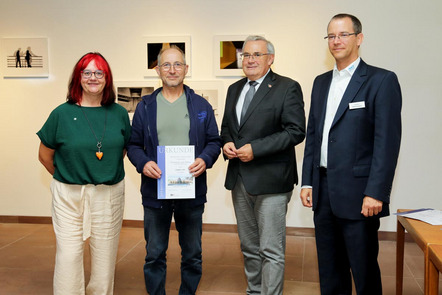 Ehrenpreis für Jürgen Link - v.l. Ingrid Kronthaler, Jürgen Link, Bezirkstagspräsident Stefan Funk, Robert Darmietzel