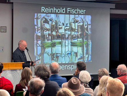 Reinhold Fischer, Fotogruppe Blickwinkel Wertingen, erklärt sein Urkundenbild