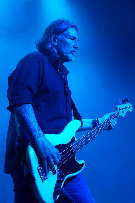 Greither Armin - Fotofreunde Wiggensbach - Bassplayer in blue light - Annahme