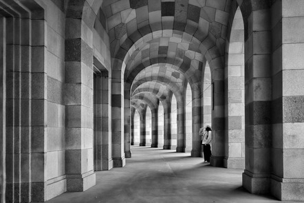 Pinkl Albert J. - Foto-Desperados - Break in the colonnade - Annahme